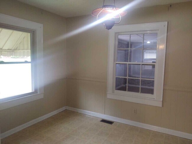 Building Photo - 3 bedroom 2 bath house available now! Pet friendly!