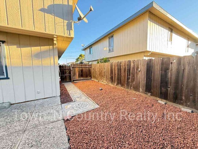 Building Photo - 250 E Romie Ln
