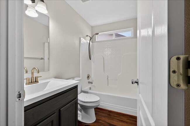 Building Photo - GREAT LOCATION - 3bd/2ba Home w/Room to Park Your Toys!