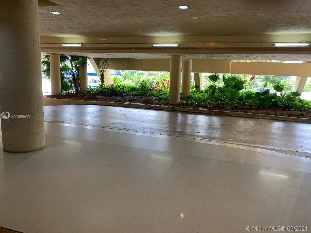 Building Photo - 2555 Collins Ave