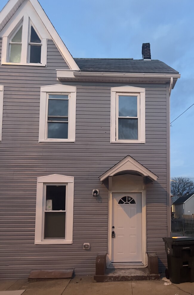 Building Photo - 518 George St