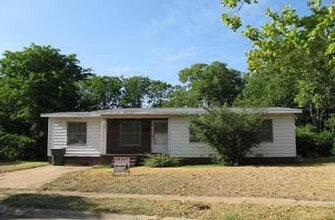 Building Photo - Nice space for the price!