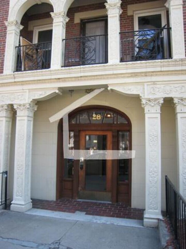 Building Photo - $2,400 Brighton 1BR  | Elevator Building | Near Packards Corner