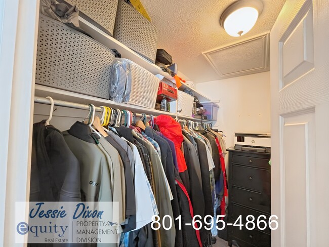 Building Photo - 1043 Sharp Mountain Dr