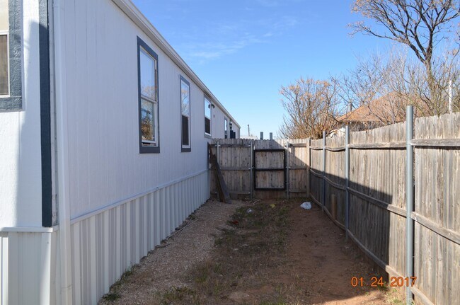 Building Photo - 805 S Weatherford St