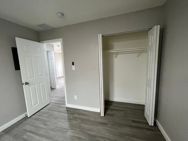 Building Photo - 2912 E Roeser Rd