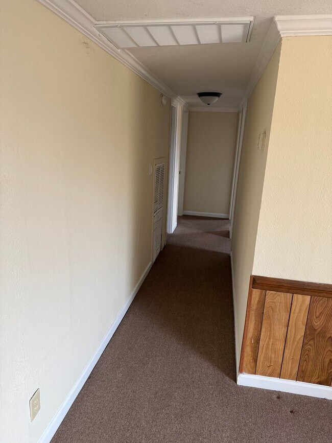 Building Photo - Quaint home located in City Limits