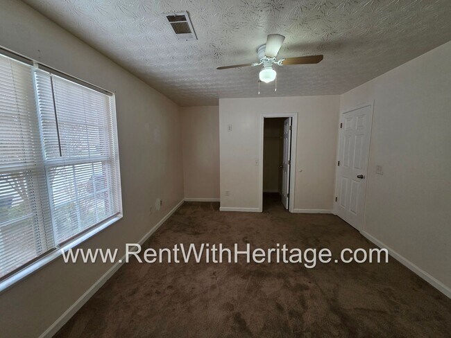 Building Photo - Awesome 3bd/ 2ba Townhome, Super Spacious, Small Community, Great Location