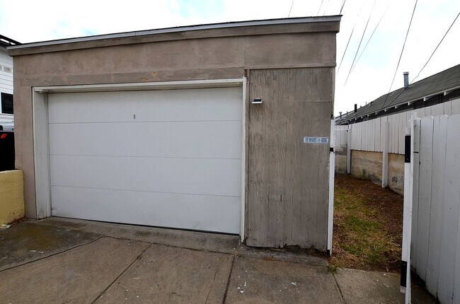 Building Photo - 1Bd/1Ba Home, large back yard. 1 Car garage.