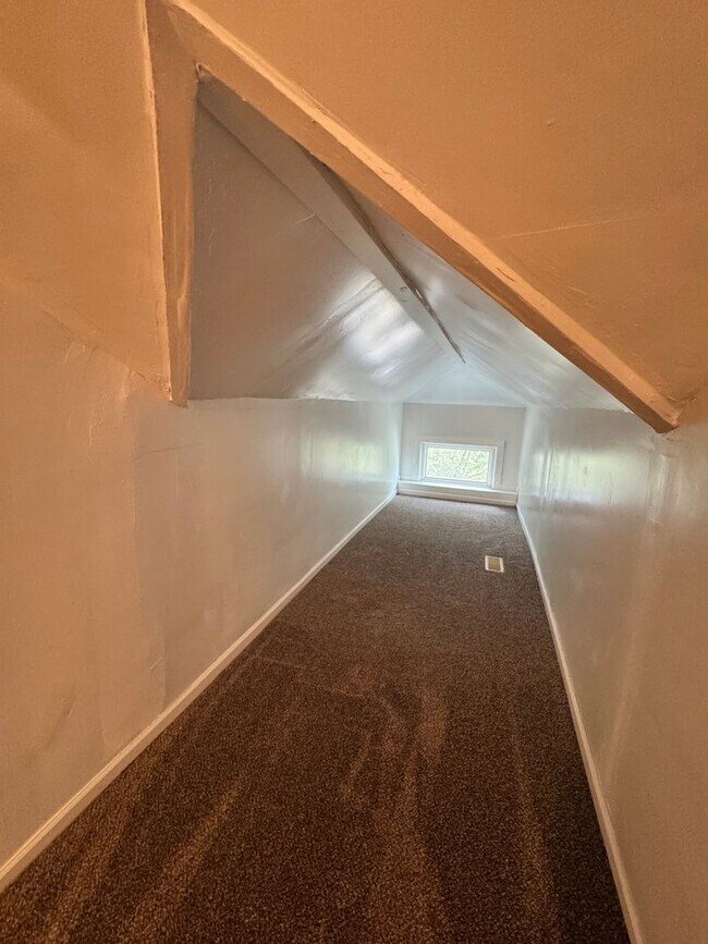 Building Photo - 3 bed 1 bath Rock Island Home!