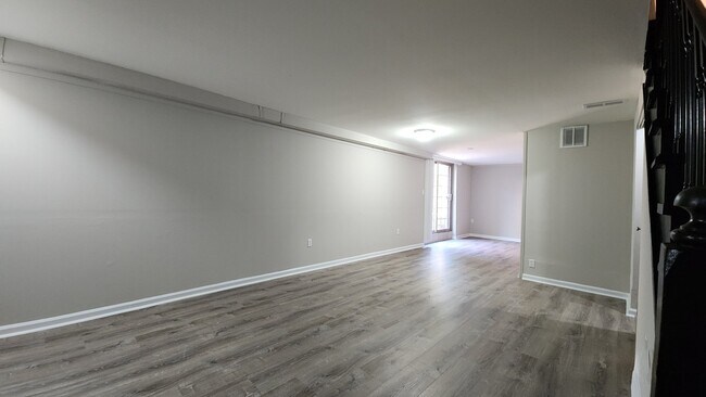 Building Photo - 550 S Clay Ave