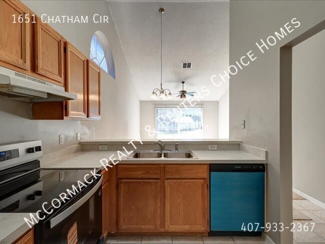 Building Photo - 1651 Chatham Cir