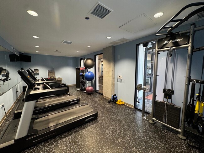 Building Photo - 1323 W Morse Ave