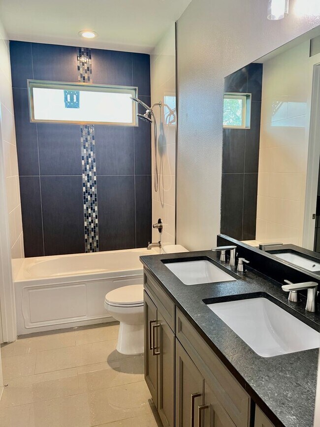 Building Photo - Hill Country Escape - 4 Bed/4 Bath Modern ...