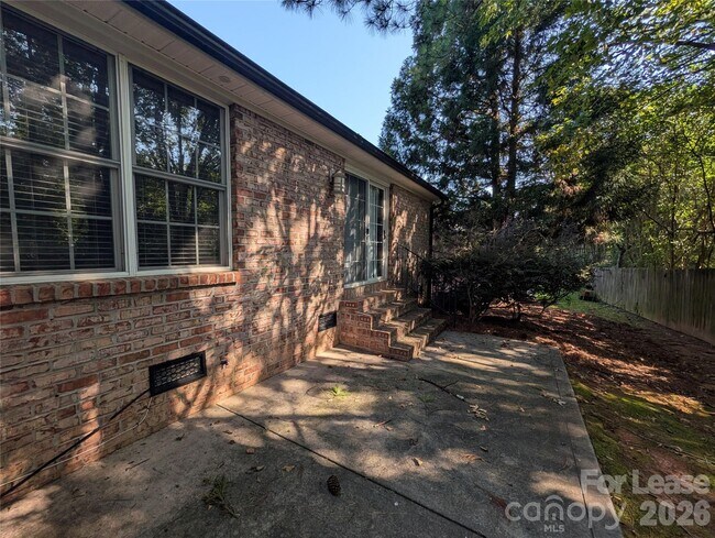 Building Photo - 106 Aljen Ct