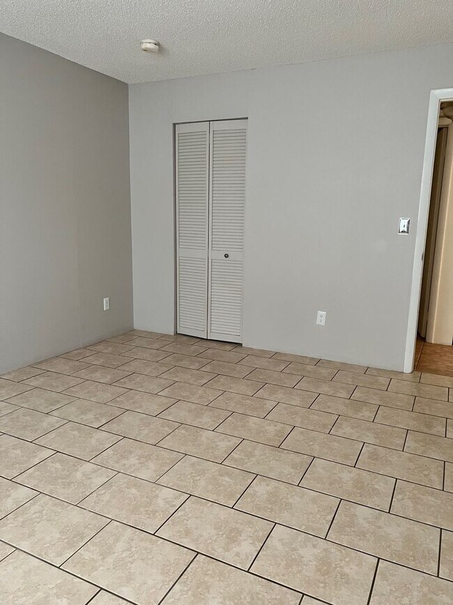 Building Photo - 55+ Community - 1BR/1BA Condo in Las Palmas