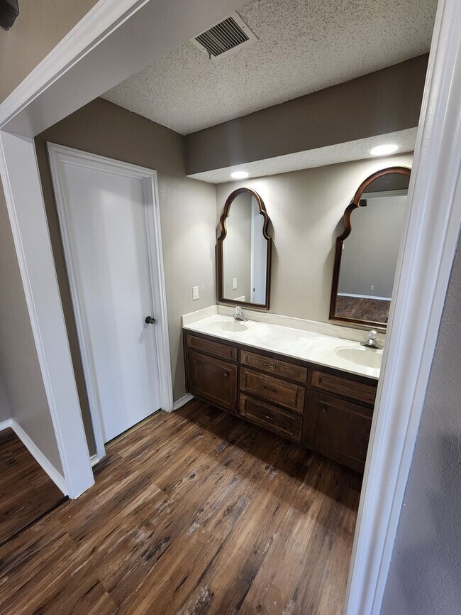 Building Photo - 3 bed 2 bath 2 car garage!