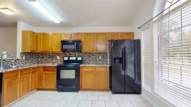 Building Photo - 806 N Willow Dr