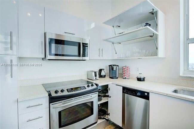 Building Photo - 16400 Collins Ave