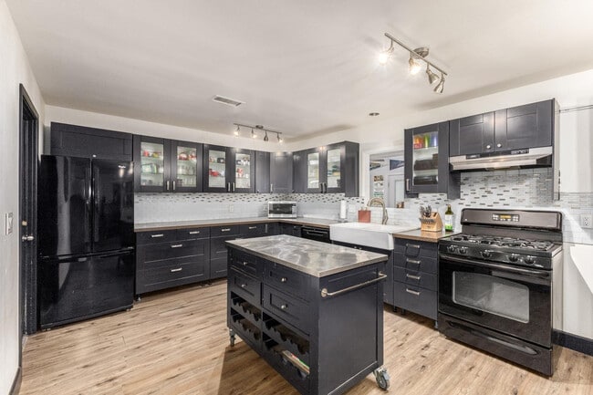 Building Photo - 617 E Ellis Dr