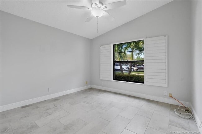 Building Photo - 8085 SE Villa Cir