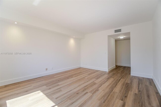 Building Photo - 370 Racquet Club Rd