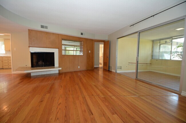 Building Photo - 370 Cliff Dr