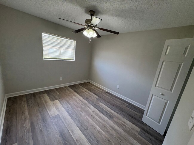 Building Photo - 3/2 Condo - Fully Renovated and Near Downt...
