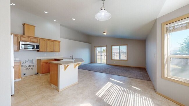 Building Photo - 5612 Taft Dr