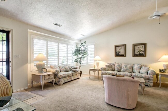 Building Photo - 525 Ridgeview Dr