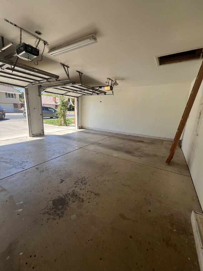 Building Photo - "Spacious 4-Bed Oasis with 3.5 Baths in Charming St. George!"