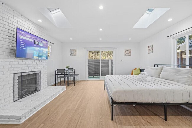 Building Photo - 542 Columbia Ave