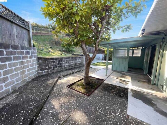 Building Photo - 2361 Oakmont Dr