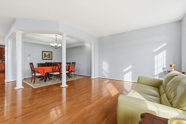 Building Photo - Located in a vibrant and highly sought after setting, this Richmond American Homes residence offe...