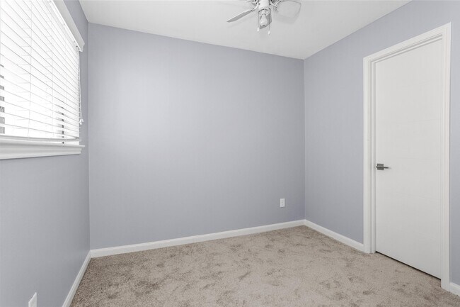 Building Photo - 50 April Point Dr S