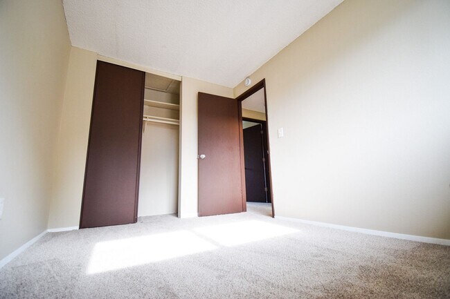 Building Photo - Bright and Spacious 2 Bed 1 Bath APT in NE...