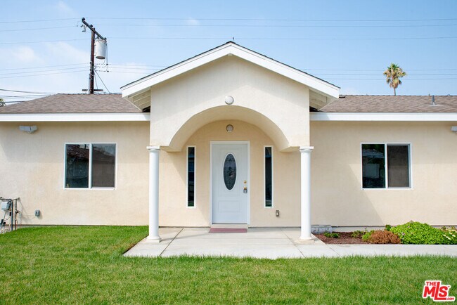 Building Photo - 1221 N Azusa Ave