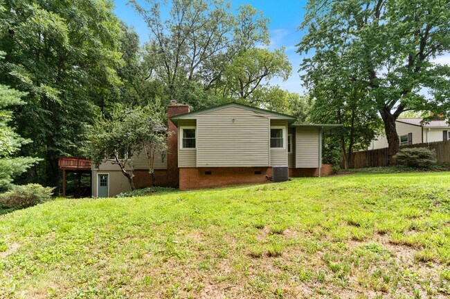 Building Photo - 2206 N Taft St