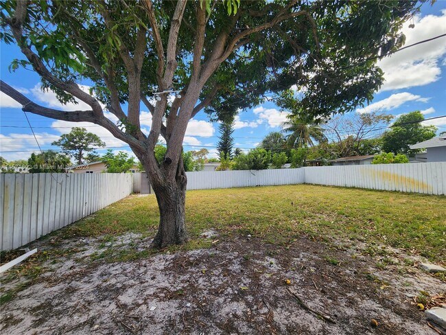 Building Photo - 4172 SW 21st St