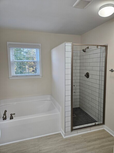 Owner suite bathroom - 919 Middle Ground Ave