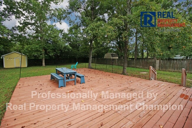 Building Photo - Beautifully Updated with Fenced Yard and O...