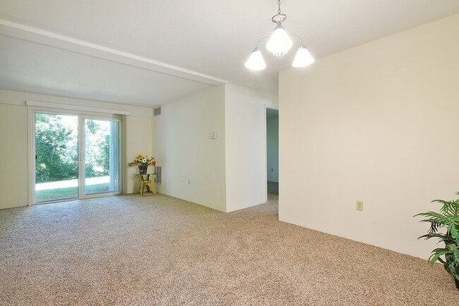Building Photo - 42 Silver Hill Ln