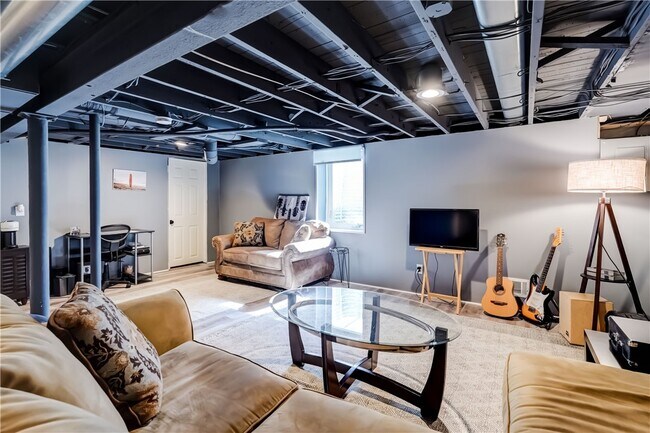 Building Photo - 20 Meadow View Dr