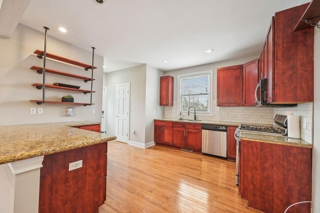 Building Photo - 565 Lathrop St
