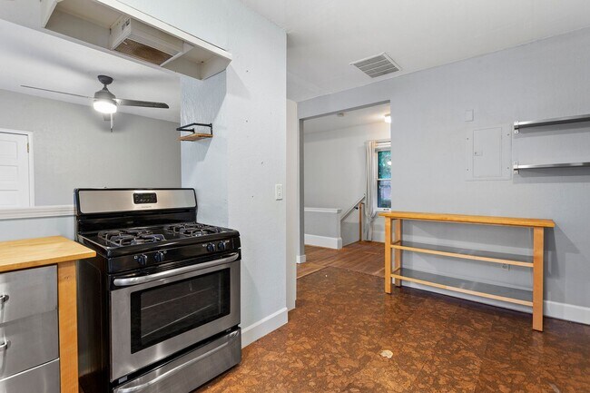 Building Photo - 2422SE / 2424SE