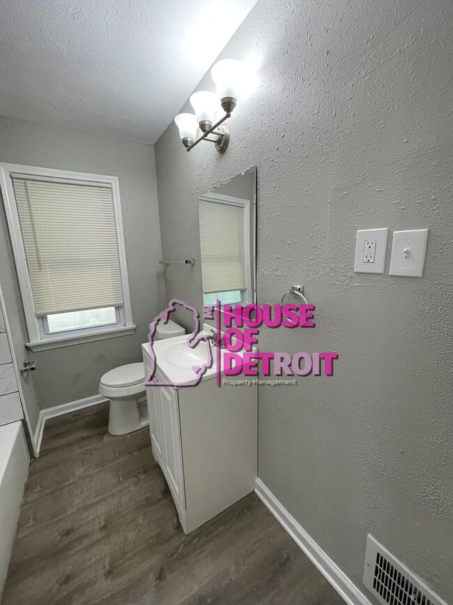 Building Photo - 3 BEDROOM | 1 BATH | FREE PRE SCREEN