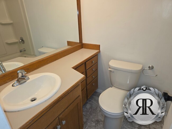 Building Photo - 2 Bedroom, 1 Bath duplex, Close to 40th & Summitview