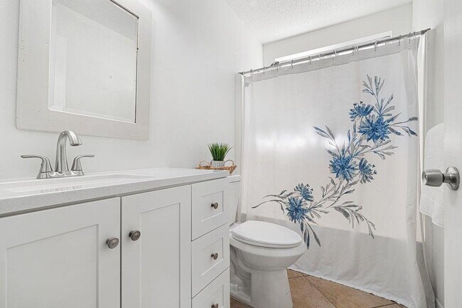 Building Photo - 42 Vía Largo