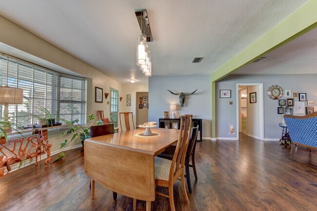 Building Photo - 210 Live Oak Dr