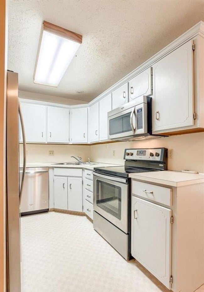 Building Photo - Townhome Available in Bellevue